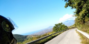 Beitragsbild des Blogbeitrags Motorradtour durch Italien – Von Vulkanen, Schlaglöchern und Grüßen aus den 70ern 