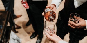 Beitragsbild des Blogbeitrags Whisky- und Zigarrenbar zur Hochzeit 
