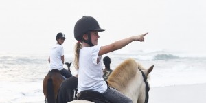 Beitragsbild des Blogbeitrags BALI MIT KINDERN - HORSE RIDING IN  BALI 