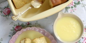 Beitragsbild des Blogbeitrags Flaumige Marillenbuchteln mit Kanarimilch oder Vanillesoße 