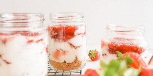 Beitragsbild des Blogbeitrags Erdbeer-Cheesecake im Glas 