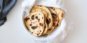 Beitragsbild des Blogbeitrags homemade Naan Brot mit Joghurt | backen ohne Hefe 