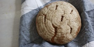 Beitragsbild des Blogbeitrags Schwarzbrot | Rezept für den Brotklassiker mit Sauerteig. 