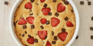 Beitragsbild des Blogbeitrags Riesencookie mit Erdbeeren | wieso klein, wenn man groß haben kann? 