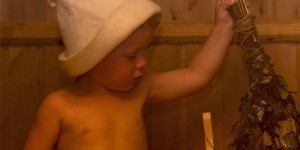 Beitragsbild des Blogbeitrags Baby Sauna – Dürfen und wenn ab wann die kleinen auch schwitzen? 