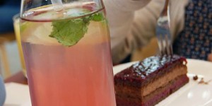 Beitragsbild des Blogbeitrags Tischmanieren spielerisch lernen: Alles halb so wild!