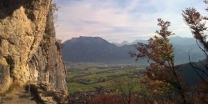 Beitragsbild des Blogbeitrags Wanderung zum Grafenloch: Kraft tanken im Herbst