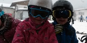 Beitragsbild des Blogbeitrags Skifahren mit Kindern im Tiroler Unterland