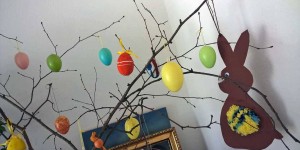 Beitragsbild des Blogbeitrags Pompon Küken basteln, Osterhasen und mehr lustige Ideen für Ostern mit Kindern 