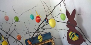 Beitragsbild des Blogbeitrags Pompon Küken basteln, Osterhasen und mehr lustige Ideen für Ostern mit Kindern