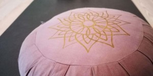 Beitragsbild des Blogbeitrags Auf der Suche nach der Mitte: Schenk Dir Yoga