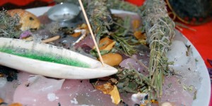 Beitragsbild des Blogbeitrags Yoga und Räuchern zur Winterwende