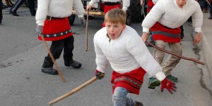 Beitragsbild des Blogbeitrags Fasching in Tirol – Vampeler Reiten in Axams bei Innsbruck