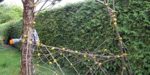 Beitragsbild des Blogbeitrags Ein Garten zum Spielen mit Kaufladen, Tipi und Schaukeln