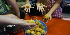 Beitragsbild des Blogbeitrags Rezept Karottenknödel selbermachen – Kochen mit Kindern