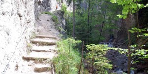 Beitragsbild des Blogbeitrags Klammwanderungen bei Innsbruck: Wandern mit Kindern