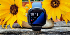 Beitragsbild des Blogbeitrags Fitbit Sense Test – Die Fitness Uhr schaut auf Deine Gesundheit 