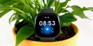 Beitragsbild des Blogbeitrags Fitbit Versa 3 Test – die beste Versa bisher