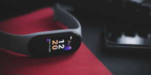 Beitragsbild des Blogbeitrags Die besten Senioren Smartwatches und Notfalluhren im Test 2023