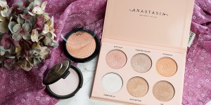 Beitragsbild des Blogbeitrags Themenwoche – meine liebsten Highlighter für helle Haut