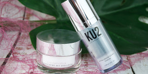 Beitragsbild des Blogbeitrags KU2 Cosmetics Hyaluronsäure Serum und Tagespflege – ideale Feuchtigkeitsversorgung  + Anti-Aging für die Haut 