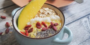 Beitragsbild des Blogbeitrags Iced Smoothie Bowl | Mango & Superfood als Sommerfrühstück WERBUNG