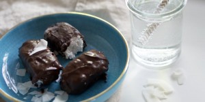 Beitragsbild des Blogbeitrags Kokoseis Riegel mit Schokolade
