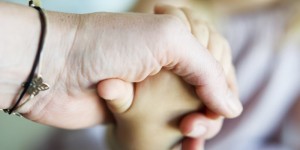 Beitragsbild des Blogbeitrags So hilfst du deinem Kind zu mehr Widerstandskraft im Alltag. Resilienz beginnt daheim. WERBUNG