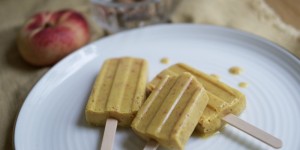 Beitragsbild des Blogbeitrags Pfirsich-Kurkuma-Eis mit Vanille 