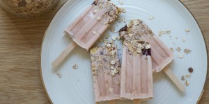 Beitragsbild des Blogbeitrags Protein-Granola-Eis | Selbstgemachtes Eis mit Mehrwert