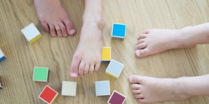 Beitragsbild des Blogbeitrags Hausschuhe für Kindergarten und Schule | Ökotest-Sieger PLUS Bio-Alternativen
