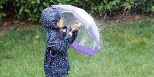 Beitragsbild des Blogbeitrags Nachhaltige Regenjacken für Kinder Tchibo WERBUNG