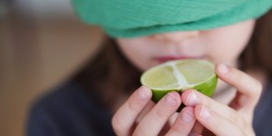 Beitragsbild des Blogbeitrags Memory für die Sinne | Wir erforschen 3 spannende und fröhliche Düfte WERBUNG