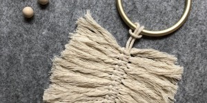 Beitragsbild des Blogbeitrags Makramee-Federn