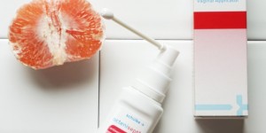 Beitragsbild des Blogbeitrags Brennen, Juckreiz und Ausfluss. Habe ich eine Scheideninfektion? WERBUNG