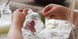 Beitragsbild des Blogbeitrags Blumenlichter. Erinnerungen an besondere Momente | Upcycling mit gepressten Blumen 