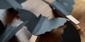 Beitragsbild des Blogbeitrags Flatternde Fledermäuse für HALLOWEEN | DIY Anleitung mit Druckvorlage 