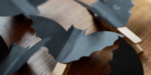 Beitragsbild des Blogbeitrags Flatternde Fledermäuse für HALLOWEEN | DIY Anleitung mit Druckvorlage
