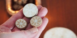 Beitragsbild des Blogbeitrags Es schneit (nicht)! | Wir basteln Winterdeko im Schneeflocken-Design