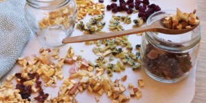 Beitragsbild des Blogbeitrags Früchtetee selbermachen | Bio Tee winterlich oder fruchtig-erfrischend