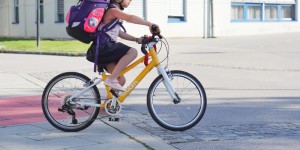 Beitragsbild des Blogbeitrags Mit dem Fahrrad in die Schule: woom4 im Alltag | Tipps und Regeln für Kids ab 6 WERBUNG 