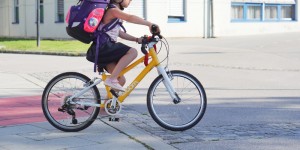 Beitragsbild des Blogbeitrags Mit dem Fahrrad in die Schule: woom4 im Alltag | Tipps und Regeln für Kids ab 6 WERBUNG