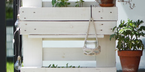 Beitragsbild des Blogbeitrags Palette als Pflanzenständer für Balkon oder Terrasse