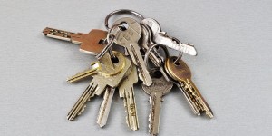 Beitragsbild des Blogbeitrags Betrug im Alltag – von Schlüsseldiensten, Paket Tricks und Phishing