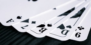 Beitragsbild des Blogbeitrags Spass beim Umzug – Warum Kartenspiele zeitlos bleiben 