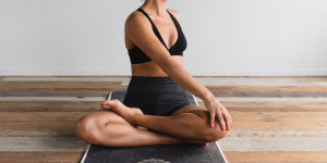 Beitragsbild des Blogbeitrags Beckenbodentraining – Wieso auch Nicht-Mamas ihren Beckenboden trainieren sollten