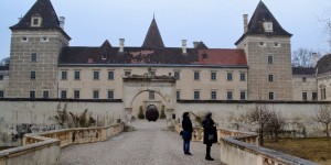 Beitragsbild des Blogbeitrags Schloss Walpersdorf; ausgewählte Möbel und wunderbares Essen im Balthasar 