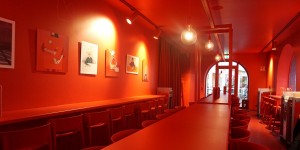 Beitragsbild des Blogbeitrags Alles auf Rot, Maneki Neko in der Kaigasse, der etwas andere Asiate