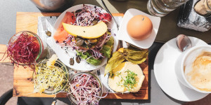 Beitragsbild des Blogbeitrags Café am Kai, Frühstück an der Salzach