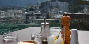 Beitragsbild des Blogbeitrags Ei im Glas; meine Salzburger Frühstückskaffeehäuser; das M32 am Mönchsberg